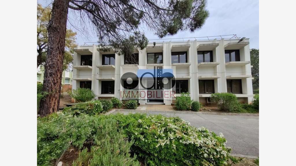 Bureaux 60m² R+1 en open space à louer à Valbonne