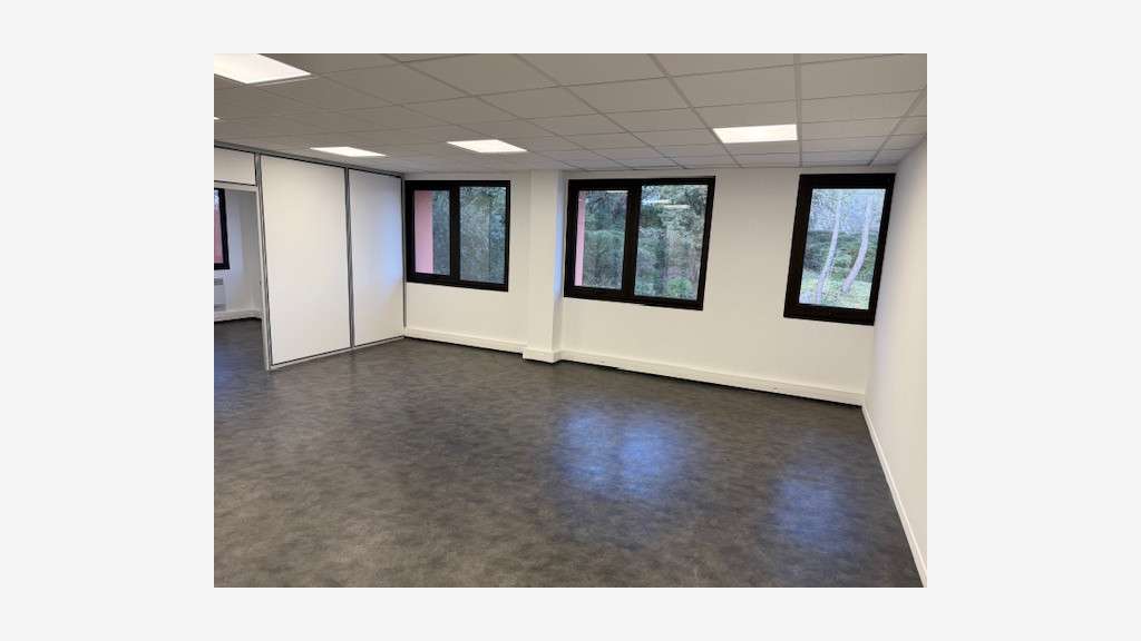 A louer bureaux 110m² + parkings Sophia Antipolis
