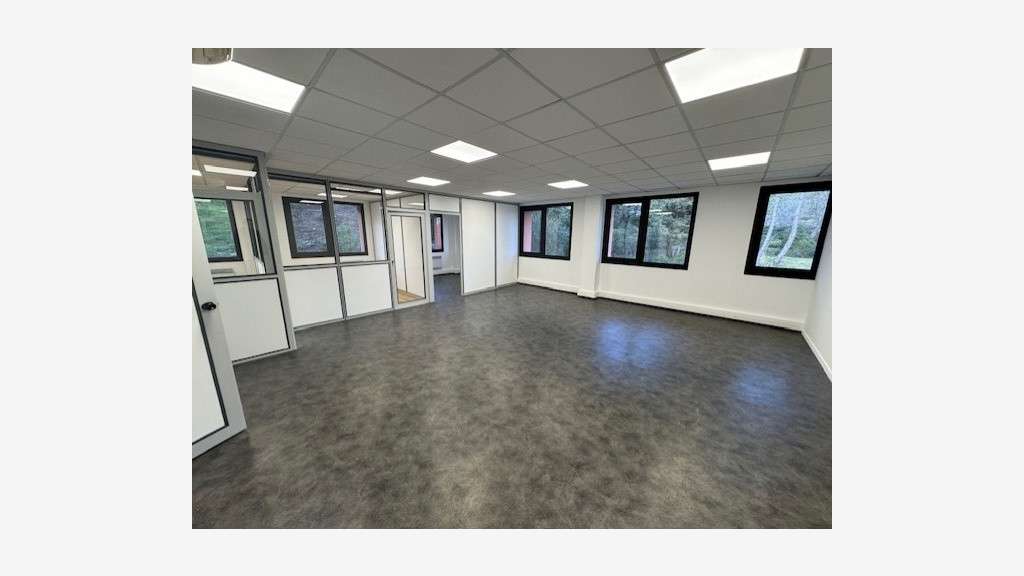 A louer bureaux 110m² + parkings Sophia Antipolis