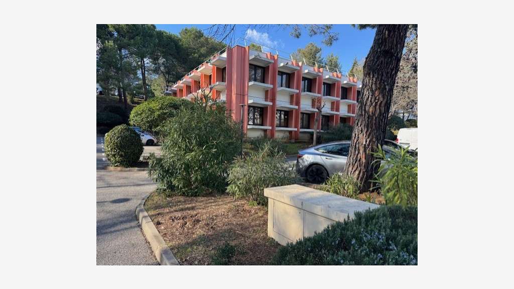 A louer bureaux 110m² + parkings Sophia Antipolis