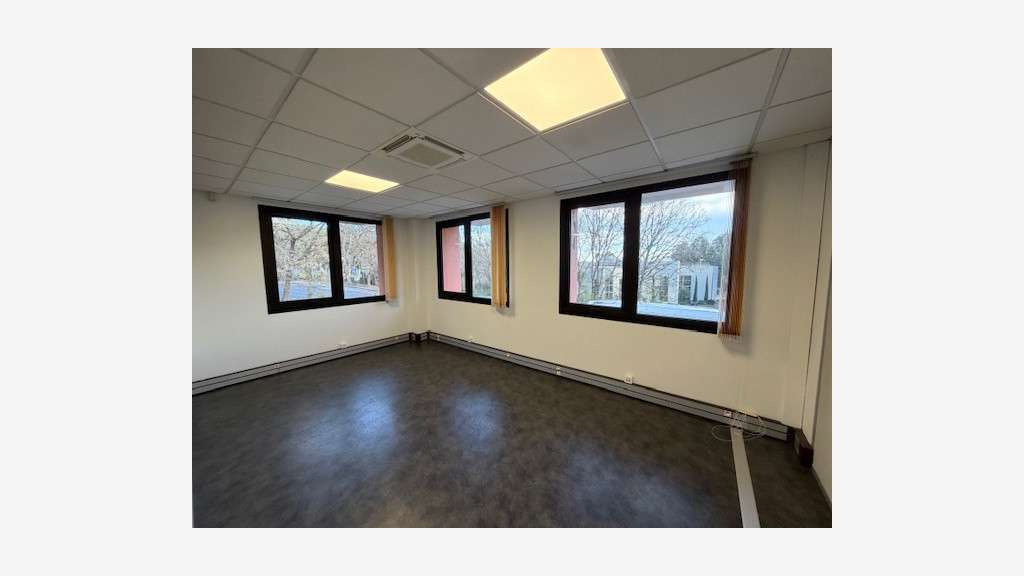 A louer bureaux 110m² + parkings Sophia Antipolis