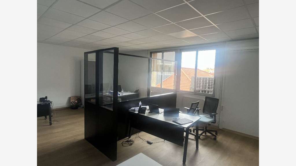 Bureaux lumineux 220m² à louer R+1 Forum Valence