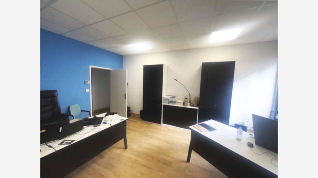 Bureaux lumineux 220m² à louer R+1 Forum Valence
