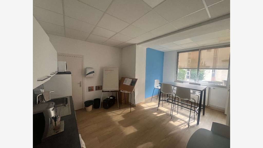 Bureaux lumineux 220m² à louer R+1 Forum Valence