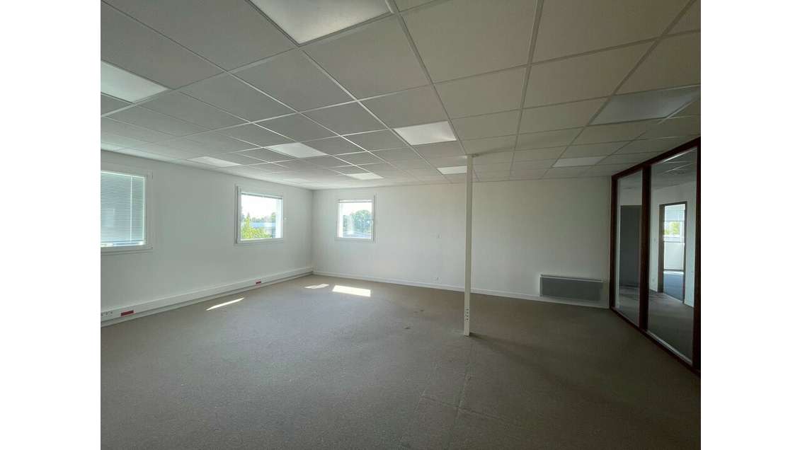 A louer bureaux 235m² dans immeuble moderne Vannes