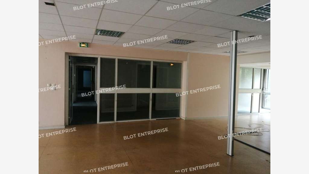 A louer locaux 500m² empl N°1 au centre de Vannes