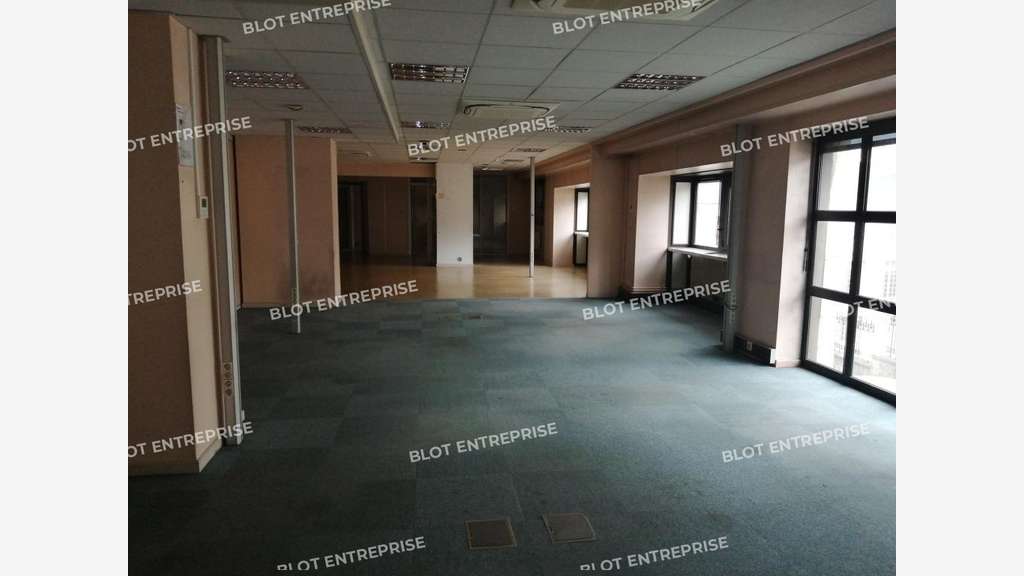 A louer locaux 500m² empl N°1 au centre de Vannes