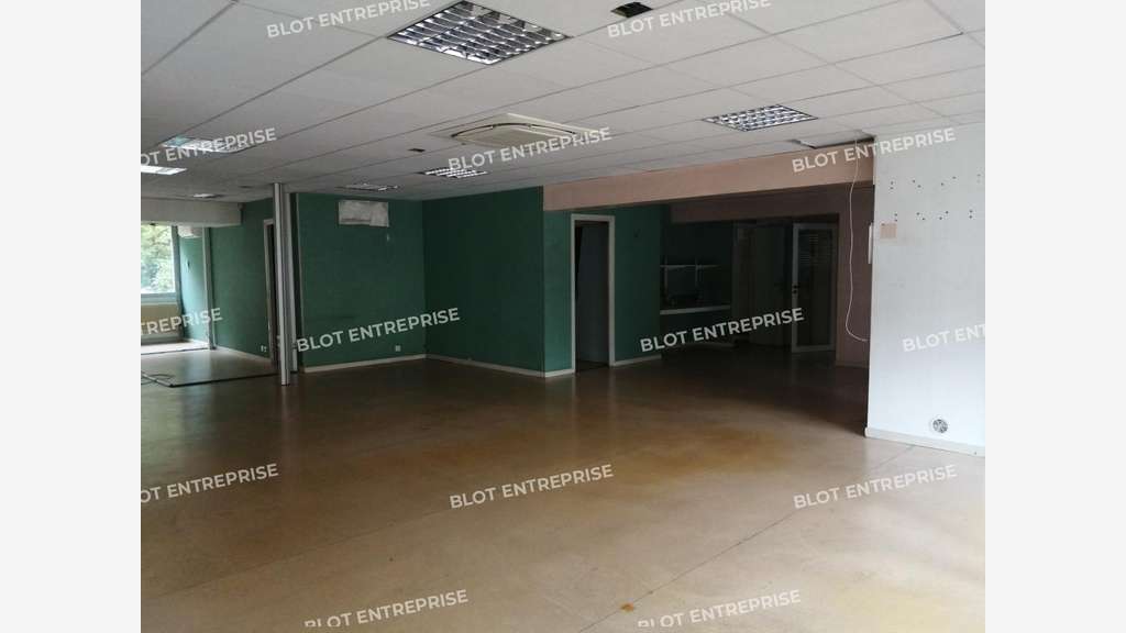 A louer locaux 500m² empl N°1 au centre de Vannes