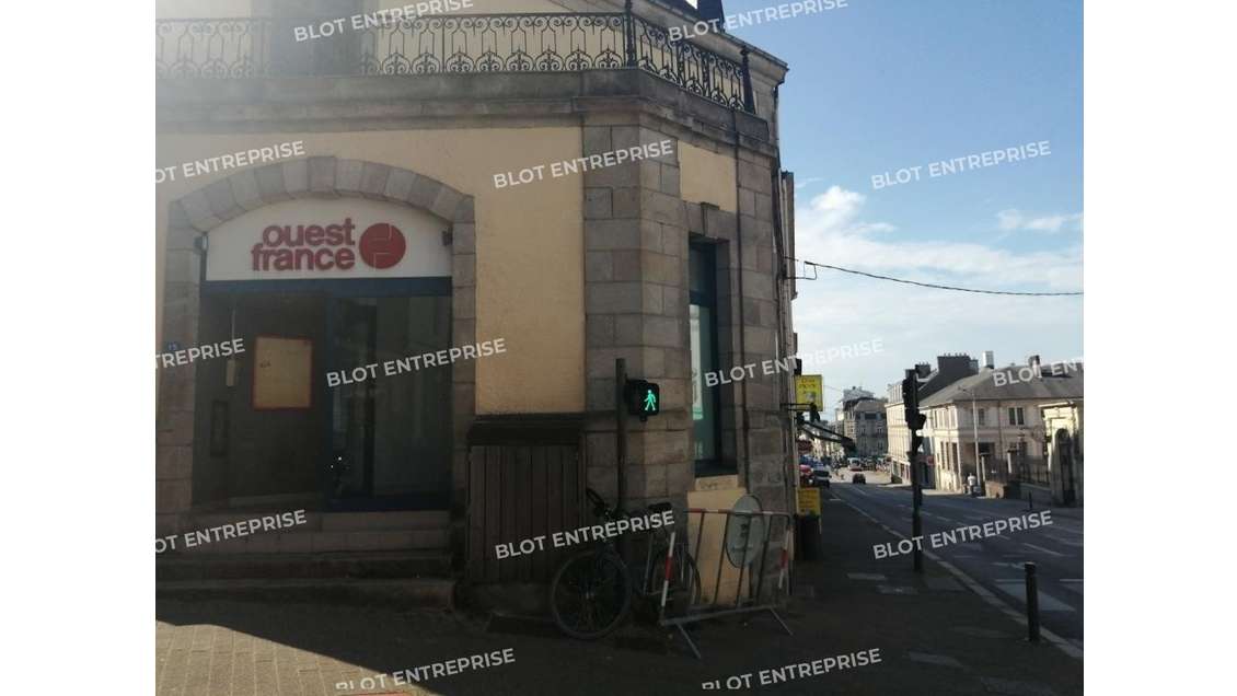 A louer cellule 180m² empl N°1 à Vannes centre