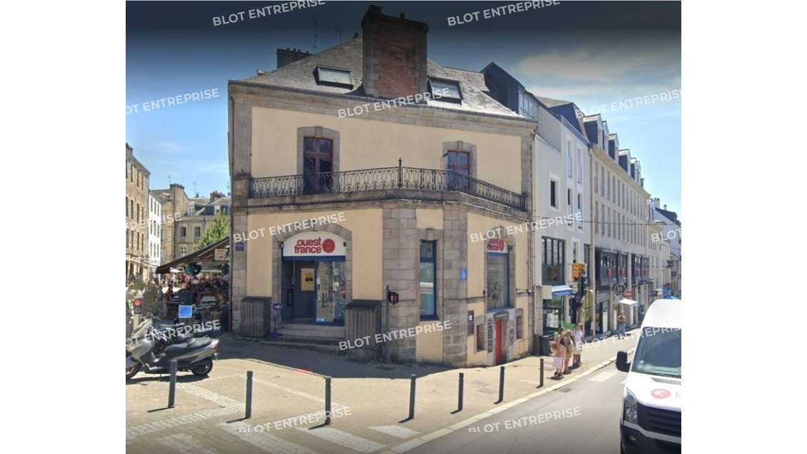 A louer cellule 320m² empl N°1 à Vannes centre