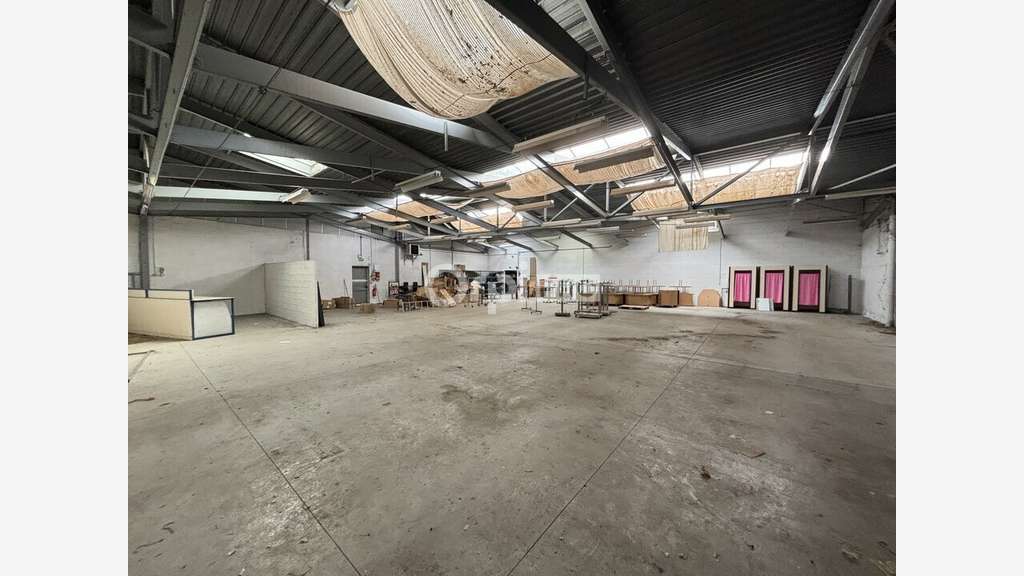 Loue local pro 1200m² en zone dynamique à Vannes