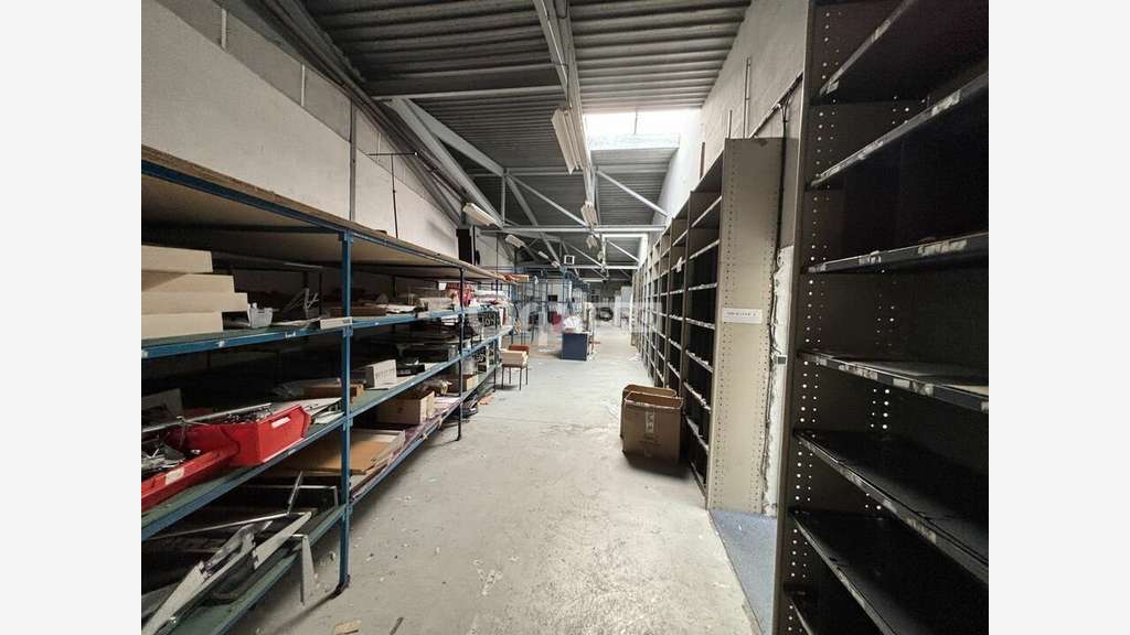 Loue local pro 1200m² en zone dynamique à Vannes