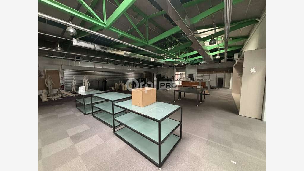 Loue local pro 1200m² en zone dynamique à Vannes