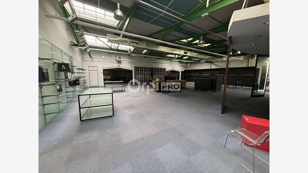 Loue local pro 1200m² en zone dynamique à Vannes