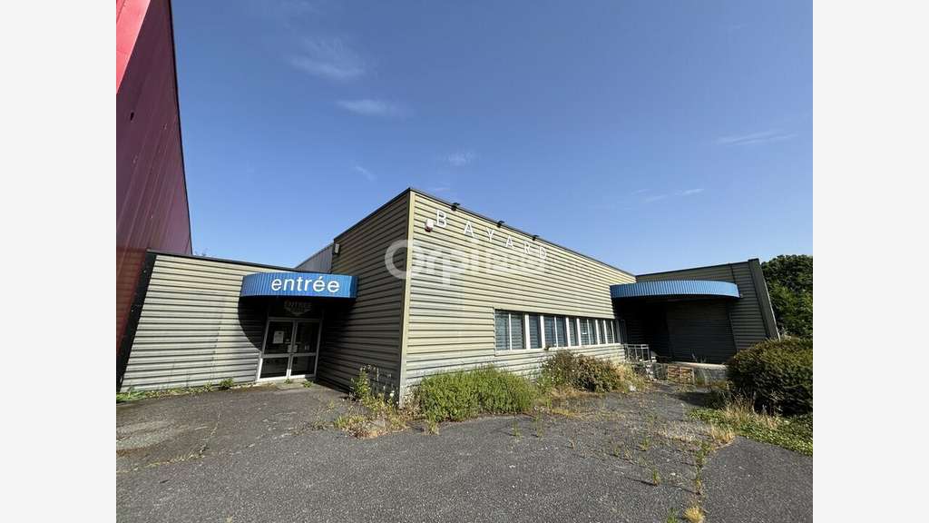 Loue local pro 1200m² en zone dynamique à Vannes
