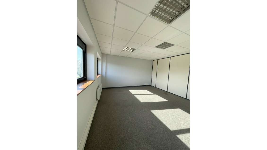 A LOUER - BUREAUX - VANNES EST