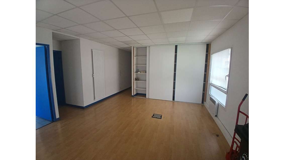 A louer bureaux de 123m² à Vannes zone du Ténénio