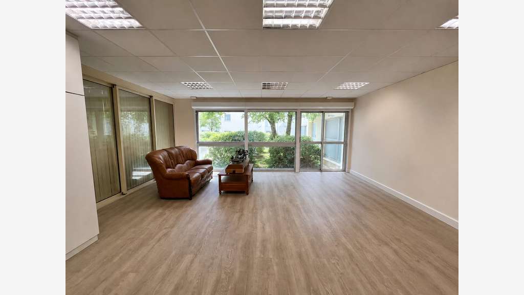 A louer bureaux de 100m² en RDC + parkings Vannes 