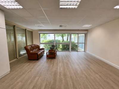 A louer bureaux de 100m² en RDC + parkings Vannes