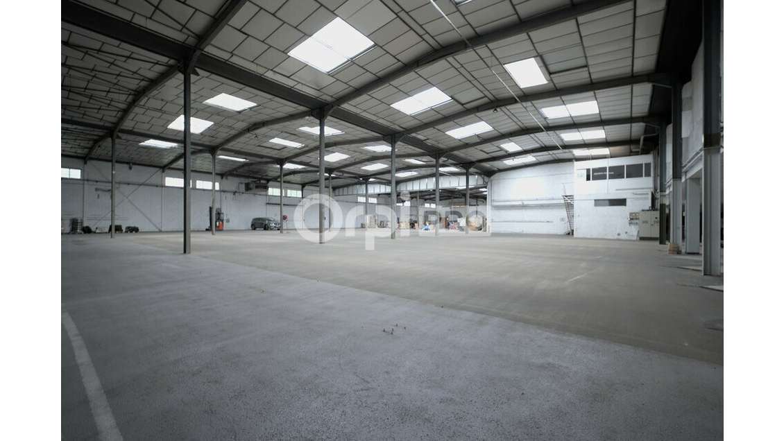 Local d'activité 3260m² à louer à Vaulx-en-Velin