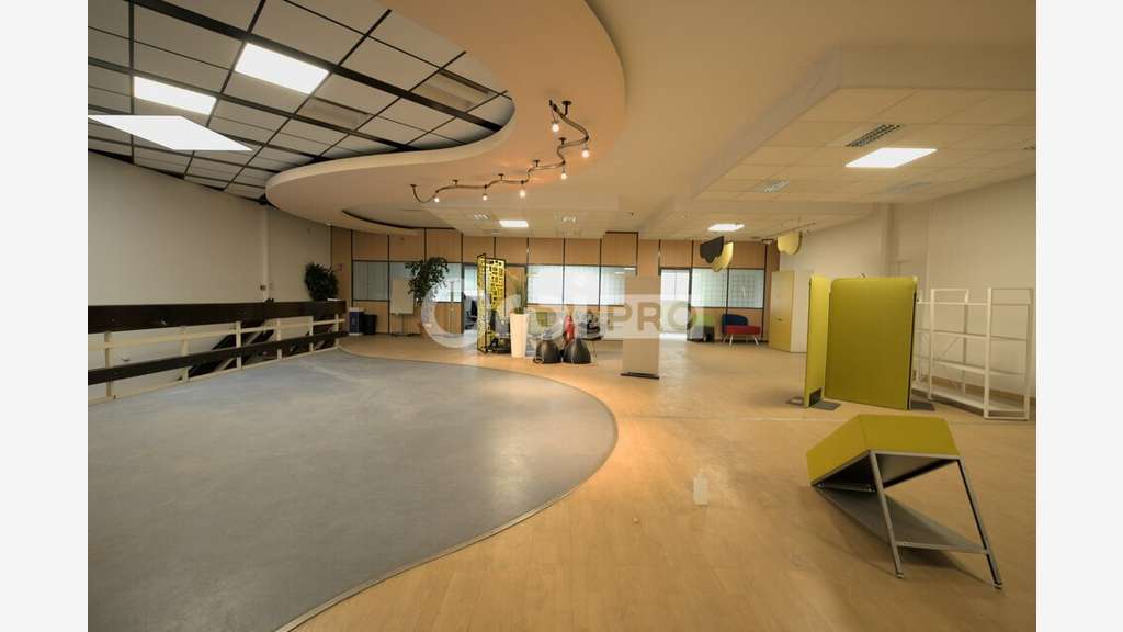 Local d'activité 3260m² à louer à Vaulx-en-Velin
