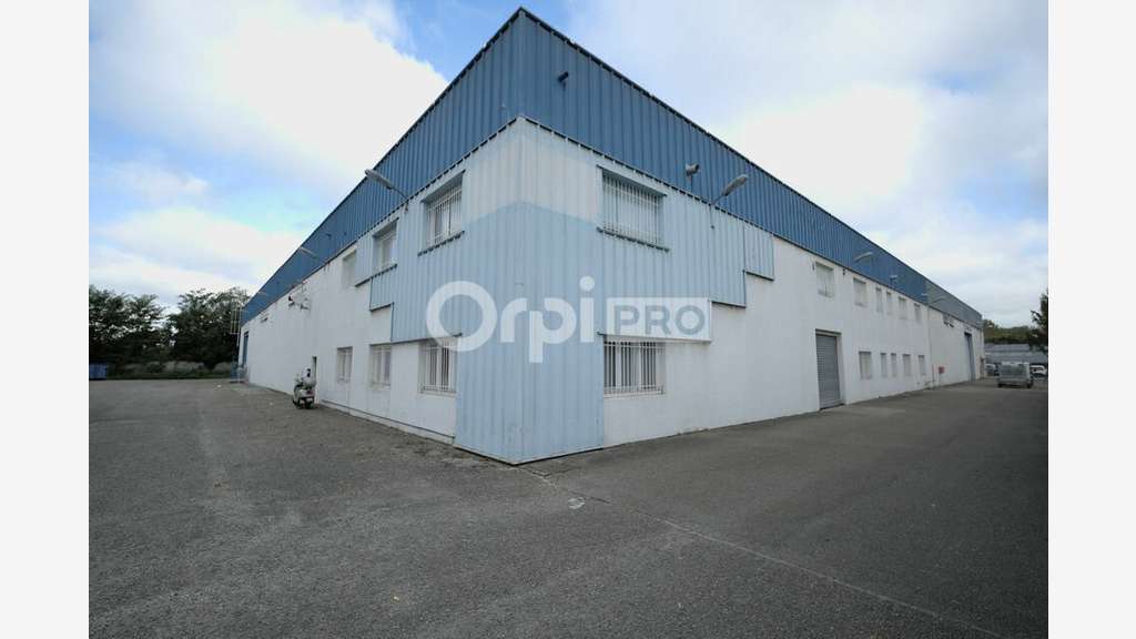 Local d'activité 3260m² à louer à Vaulx-en-Velin