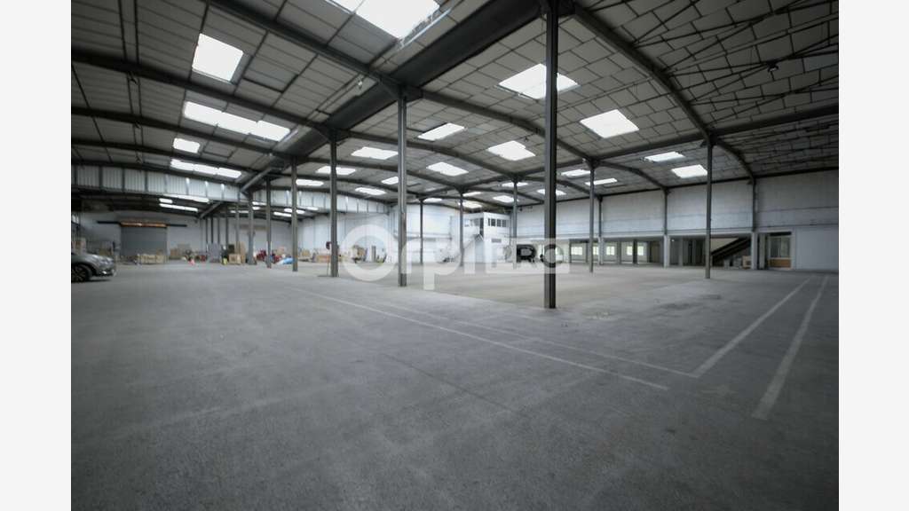 Local d'activité 3260m² à louer à Vaulx-en-Velin