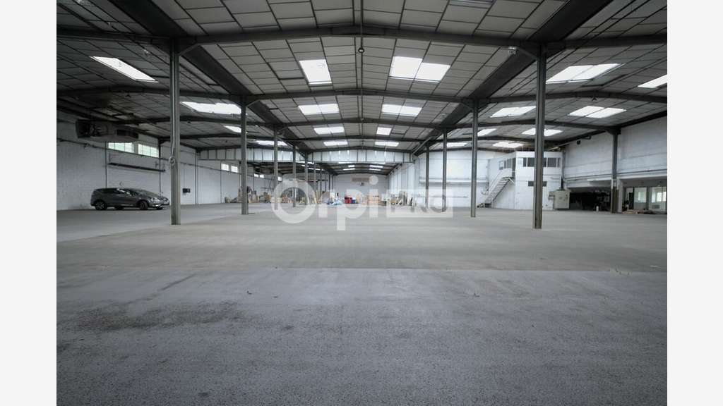 Local d'activité 3260m² à louer à Vaulx-en-Velin