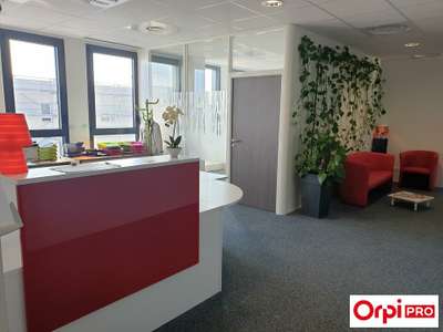 Bureaux 340m² à louer à Vaulx-en-Velin