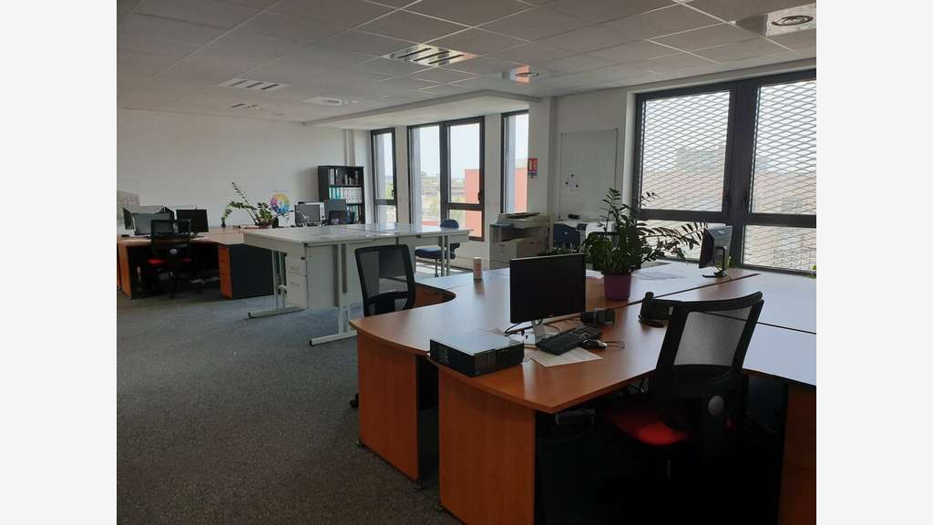 Bureaux 340m² à louer à Vaulx-en-Velin
