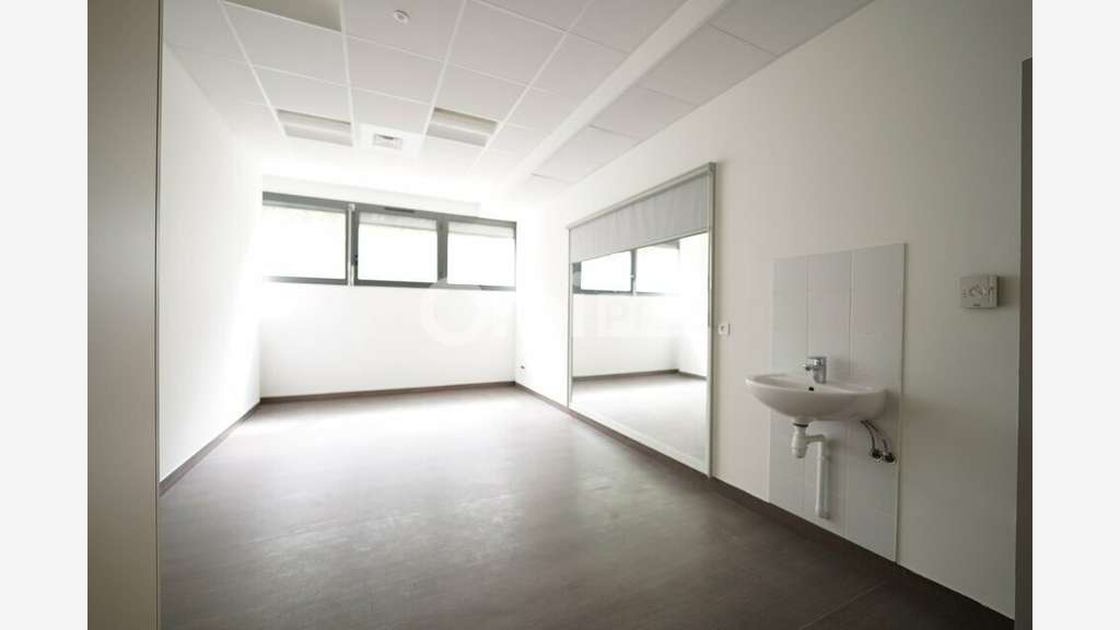 Bureaux 360m² à louer à Vaulx-en-Velin
