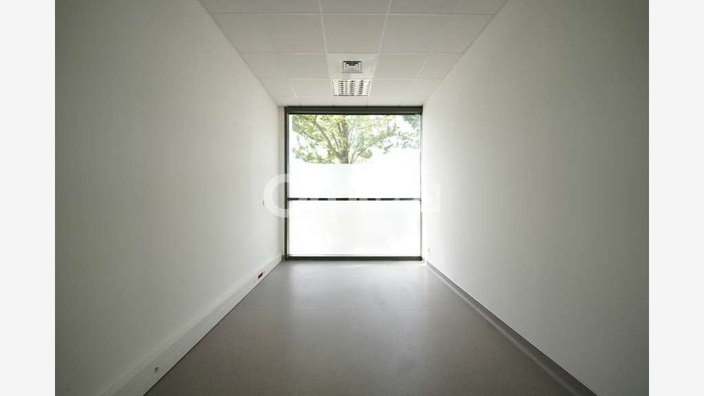 Bureaux 360m² à louer à Vaulx-en-Velin