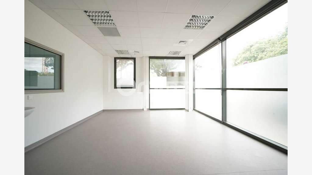 Bureaux 360m² à louer à Vaulx-en-Velin