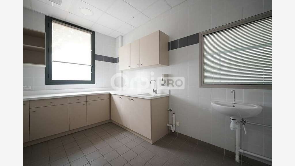 Bureaux 360m² à louer à Vaulx-en-Velin
