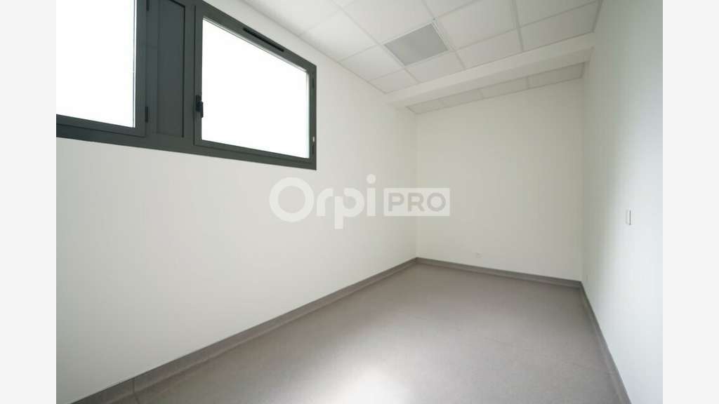 Bureaux 360m² à louer à Vaulx-en-Velin