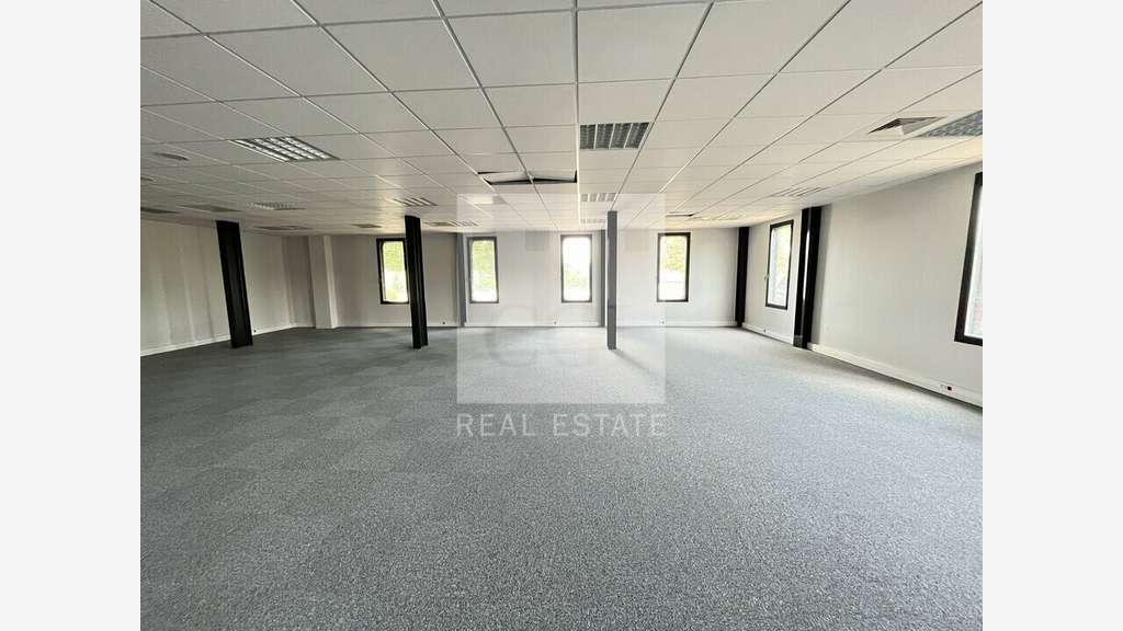 A louer bureaux 946m² divisibles à Vaulx-Milieu