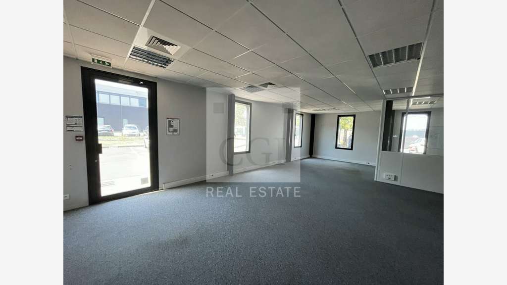 A louer bureaux 946m² divisibles à Vaulx-Milieu