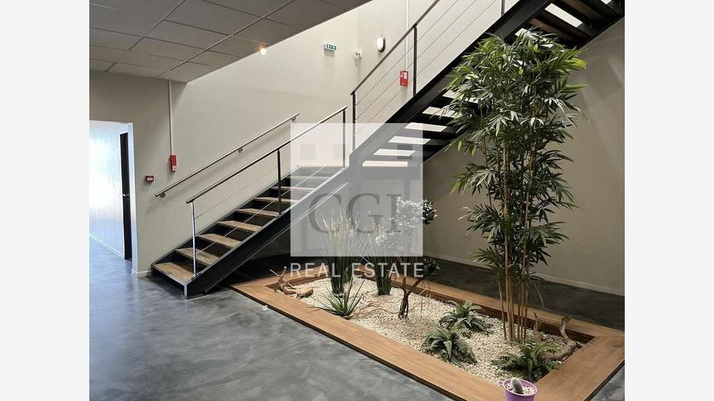 A louer bureaux 946m² divisibles à Vaulx-Milieu