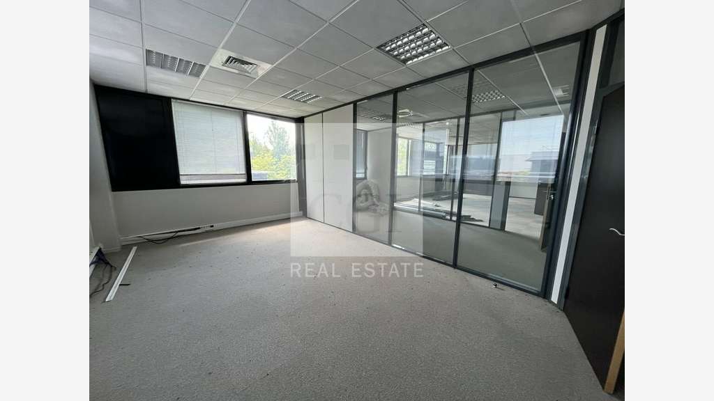 A louer bureaux 946m² divisibles à Vaulx-Milieu
