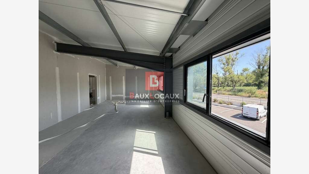 A louer superbes bureaux 153m² R+1 à Vedène