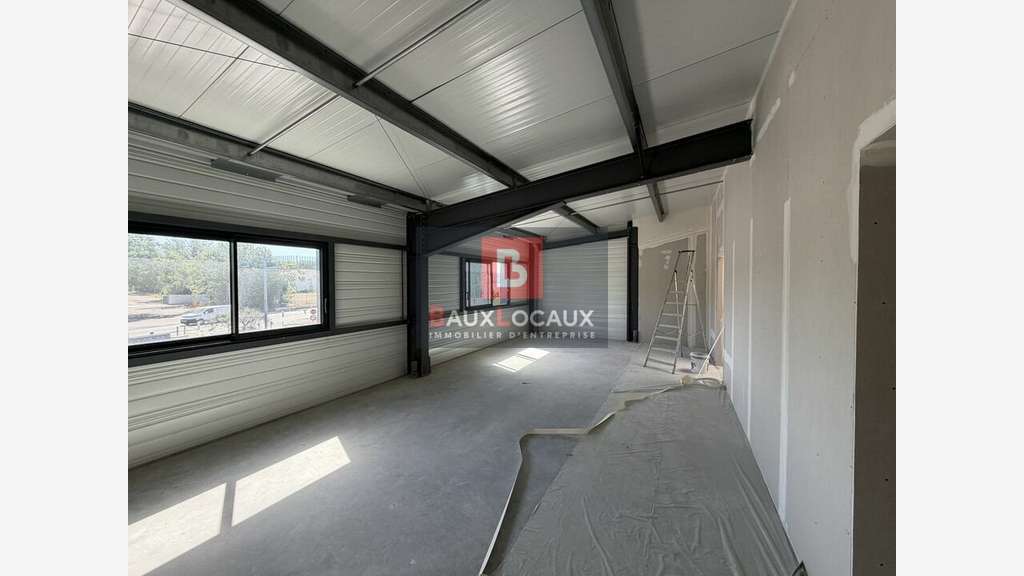 A louer superbes bureaux 153m² R+1 à Vedène