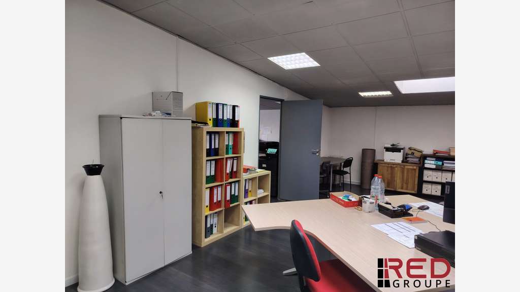 A louer bureaux R+1 Av Grande Begude à Venelles