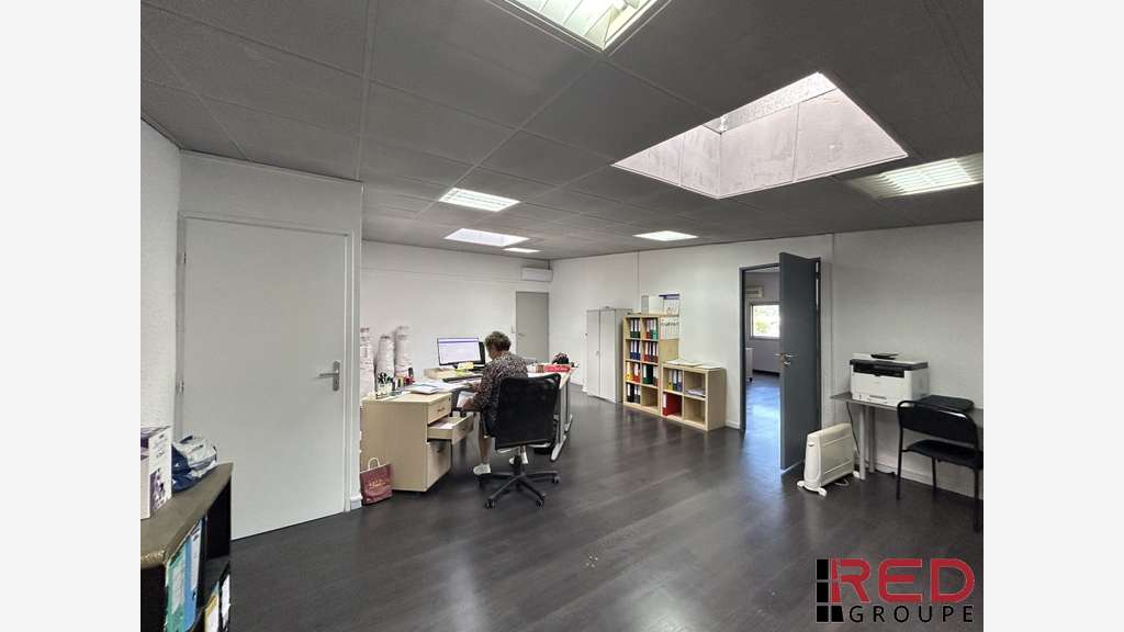 A louer bureaux R+1 Av Grande Begude à Venelles