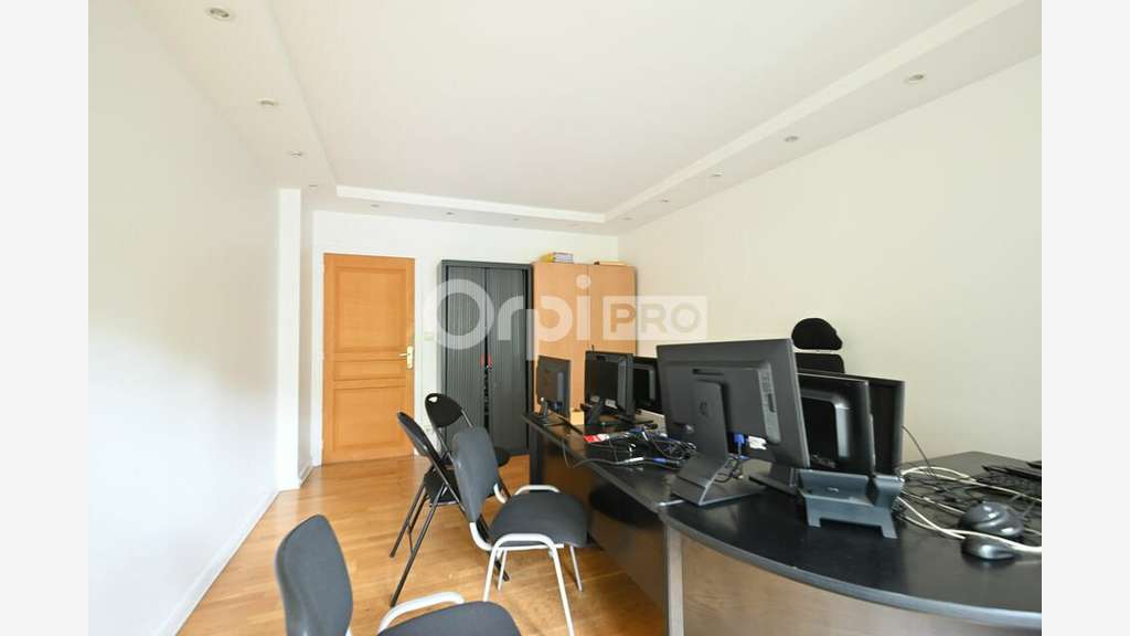 Bureaux 504m² à louer à Vénissieux