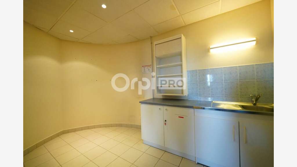 Bureaux à louer 484m² divisible à Vénissieux