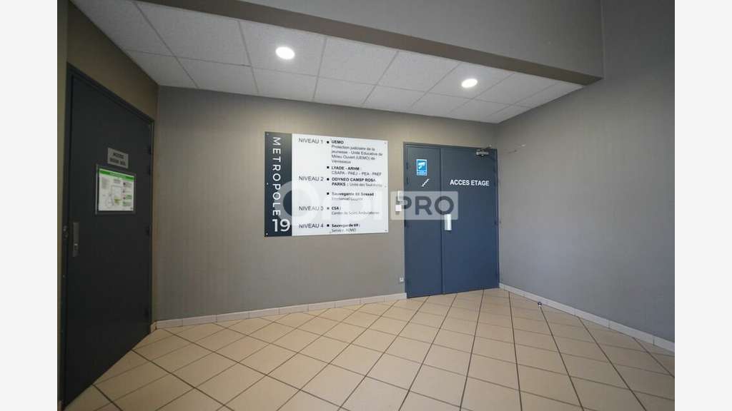Bureaux à louer 484m² divisible à Vénissieux