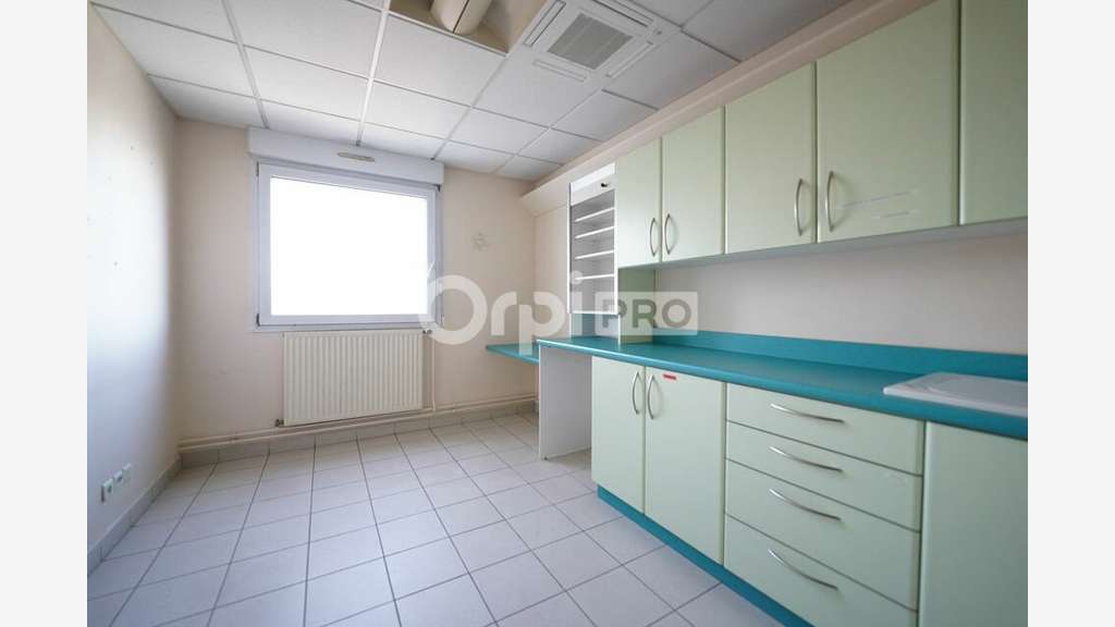 Bureaux à louer 484m² divisible à Vénissieux