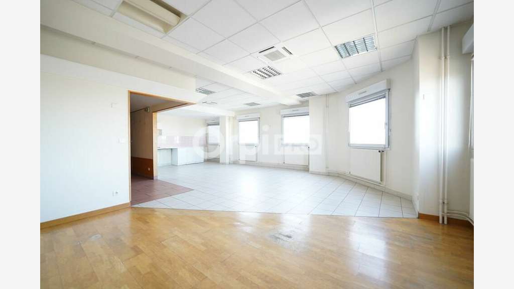 Bureaux à louer 484m² divisible à Vénissieux