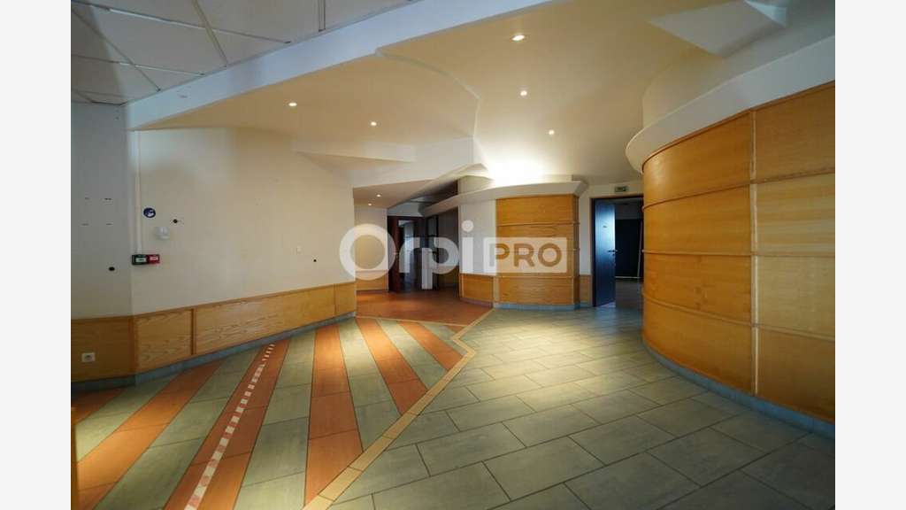 Bureaux à louer 484m² divisible à Vénissieux