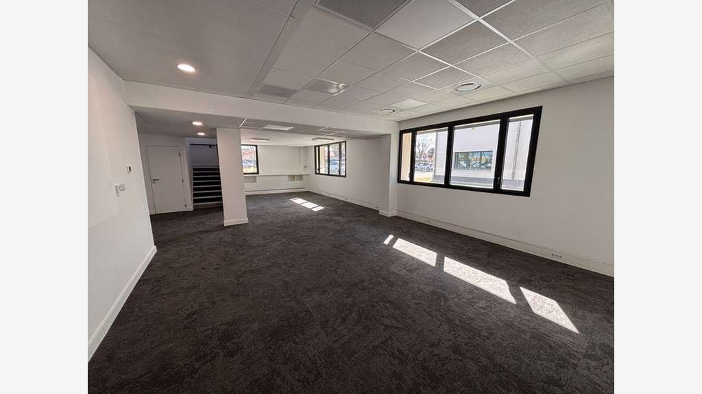 Bureaux 1827m² à louer Parc du Moulin à Vent